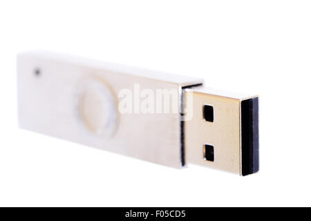 Makroaufnahme eines Edelstahl USB-Sticks, isoliert auf weiss Stockfoto