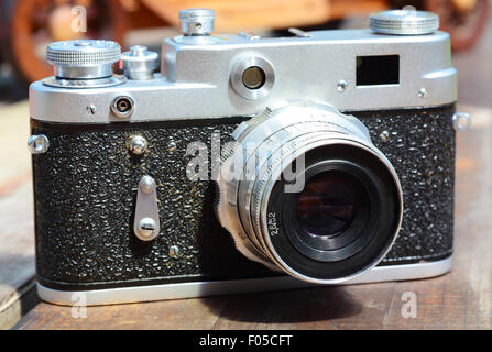 Makroaufnahme einer alten Vintage russische Kamera über einen Tisch Stockfoto
