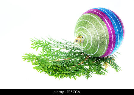 Christmas Ball über Kiefer verlässt isoliert auf weiss Stockfoto