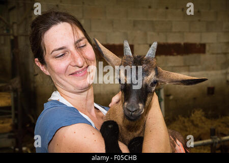 Besucher zu Macon in Burgund Regioni Canvisit einer Ziegenfarm, wo Käse und Weine vorgestellt werden. Stockfoto