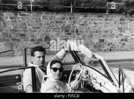 Freizeit, Ausflug, junges Paar im VW Käfer Cabriolet, 50er Jahre, Zusatz-Rechte-Abferenzungen-nicht vorhanden Stockfoto