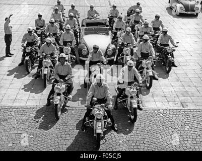 Polizei, Deutschland, 23 Motorradfahrer der Münchner Polizei üben die Begleitung eines Autos, anlässlich des Besuchs von de Gaulle, München, 3.9.1962, zusätzliche-Rechte-Clearences-nicht verfügbar Stockfoto