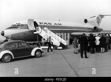 Fifth Dimension, The, American Music Group (Soul), gegründet 1965, Aufnahme der Mitglieder der Gruppe auf dem Flugplatz, Hamburg Airport, Deutschland, 1972, Stockfoto