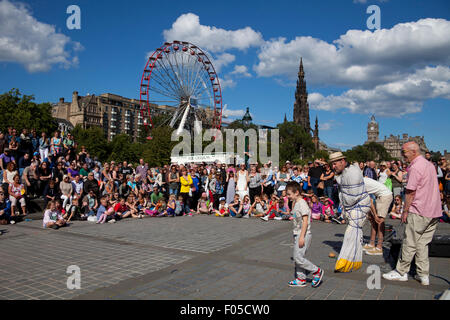 Edinburgh, Schottland. 7. August 2015. UK-Wetter: Besucher und Bewohner genießen Sie Sonne am ersten Tag des Edinburgh Fringe Festival am Hügel und Princes Street Gardens East Temperaturen erreichen rund 22 ° C und dies wird voraussichtlich in den meisten Teilen von Schottland über das Wochenende weiter. Stockfoto