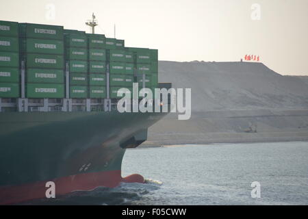 Schiffe in den Suez-Kanal bei der Eröffnungsfeier nach Erweiterung erhöht Kapazität und reduziert Wartezeiten. Stockfoto