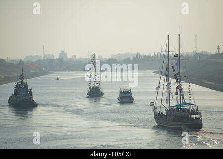 Schiffe in den Suez-Kanal bei der Eröffnungsfeier nach Erweiterung erhöht Kapazität und reduziert Wartezeiten. Stockfoto