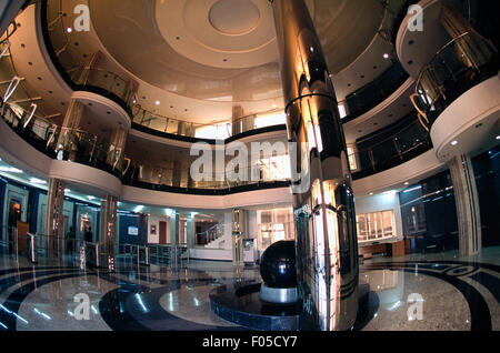 Astana Kasachstan KazMunaiGaz Building Interior National Oil & Gas Monopoly, ein futuristischer Blick in das Kohlenwasserstoffgeschäft, das Herz der Öl- und Gasindustrie in der Zentralasiatischen republik. Das Unternehmen ist der größte Arbeitgeber Kasachstans Stockfoto