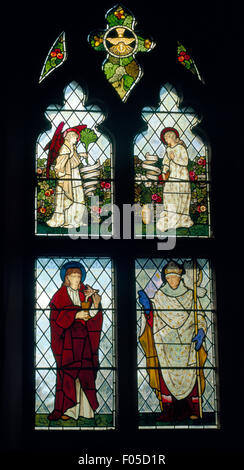 Derbyshire England Ashford In das Wasser heilige Dreiheit Pfarrkirche Bleiglasfenster Top Hälfte der Verkündigung von William Morris unteren Hälfte St. Johannes der Evangelist und Papst Gregor der große von Burne-Jones Stockfoto