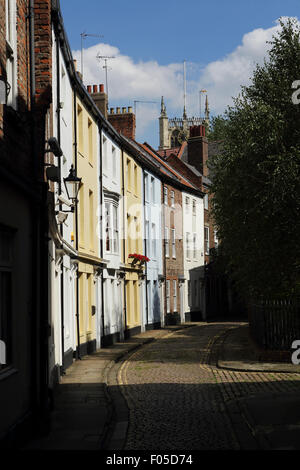 Ein Halbmond mit Pastellfarben Häuser Georgisch in Hull, England. Die Häuser stehen auf Prince Street. Stockfoto