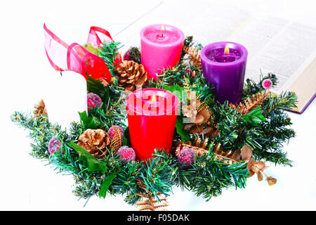 Advent-Krone mit Kerzen auf einem weißen Hintergrund isoliert Stockfoto