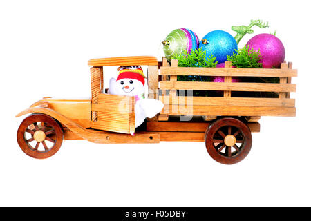 Kleines Spielzeug aus Holz LKW beladen mit Weihnachten Decoratios isoliert auf weiss Stockfoto