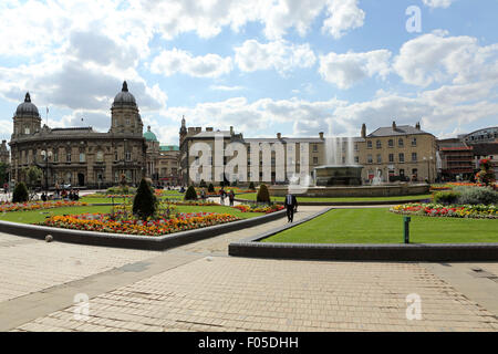 Ein Teil der Gärten der Königin durch das Maritime Museum und Savile Street in Hull, England. Die Gärten sind im Zentrum Stadt. Stockfoto