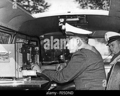 Polizei, Deutschland, Verkehrspolizei, Verkehrskontrolle, erste Geschwindigkeitsbegrenzung mit Radar in Deutschland, Düsseldorf, 21.9.1959, Zusatzrechte-Abfertigung-nicht verfügbar Stockfoto