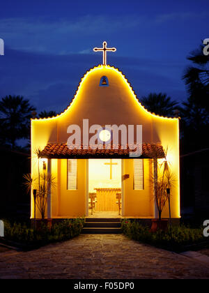 Eine kleine Kirche in der Abenddämmerung im Porto Preguiças Resort. Lagunen, Brasilien. Stockfoto