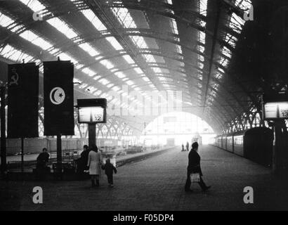 Transport / Transport,Bahn,Bahnhof,Hauptbahnhof Leipzig,Innenansicht,Bahnhofsgebäude,Gleis 12,März 1970,Bahnsteig,Bahnsteige,Halle,Hallen,Reise,Reisen,Reisen,Reisen,Reisen,Reise,Reise,Reise,Reise,Deutsche Reichsbahn,DDR,DDR,Ostdeutschland,Sachsen,70er,70er,70er,20. Jahrhundert,Menschen,Verkehr,Transport,Bahn,Bahn,Bahn,Bahnhöfe,Bahnhöfe,Bahnhöfe,Bahnhöfe,Bahnhöfe,Bahnhöfe,Bahnhöfe,Bahnhöfe,Bahnhöfe,Bahnhöfe,Bahnhöfe,Bahnhöfe,Bahnhöfe,Bahnhöfe,Bahnhöfe,Bahnhöfe,Bahnhöfe,Bahnhöfe,Bahnhöfe,Bahnhöfe,Bahnhöfe,Bahnhöfe,Bahnhöfe,Bahn Stockfoto