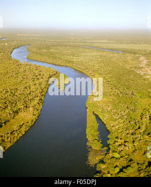 Eine Luftaufnahme des Flusses Rio Preguiças bei Sonnenaufgang. Lençóis Maranhenses, Brasilien. Stockfoto