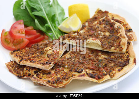 Lahmacun, türkische Hackfleisch Fleisch Pizza isoliert auf weißem Hintergrund Stockfoto