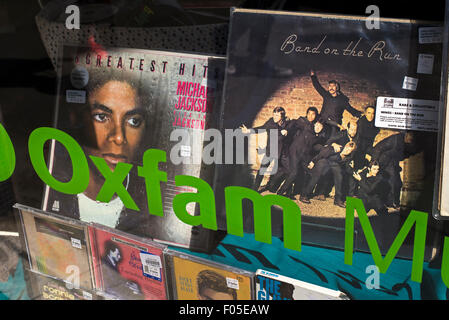 Vinyl-Schallplatten und CD zum Verkauf im Fenster von einem Oxfam-Charity-Shop in Edinburgh. Stockfoto