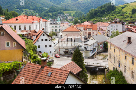 Idrija, Küstenland, Slowenien. Blick in Richtung Stadtzentrum von Burg Gewerkenegg. Stockfoto