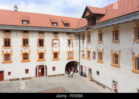 Idrija, slowenische Küste, Slowenien.  Innenhof der Burg Gewerkenegg.  Die Burg beherbergt das Stadtmuseum. Stockfoto