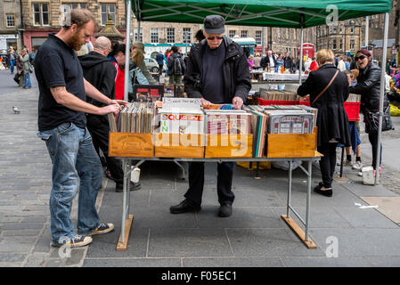 Kunden Surfen durch die Regale von Vinyl-Schallplatten auf einen Stall in der Grassmarket, Edinburgh, Schottland, Vereinigtes Königreich. Stockfoto