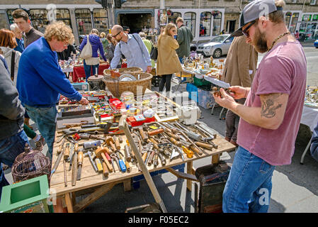 Trödel für den Verkauf auf einen Stall in der Grassmarket während der jährlichen Messe Grassmarket. Stockfoto