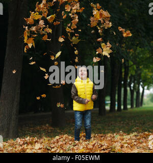 kleine lustige junge im Herbst Blätter Porträt Stockfoto