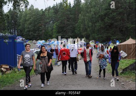 Insel Utoya, Norwegen. 7. August 2015. Teilnehmer in das Jugendcamp Laufen Throuh die Lager auf Utoya Island, Norwegen, 7. August 2015. Zum ersten Mal seit dem Massaker auf 2011 findet hier ein Jugendcamp von der Jugendorganisation der norwegischen Arbeiterpartei (AUF). Bildnachweis: Dpa picture Alliance/Alamy Live News Stockfoto