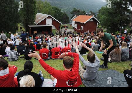 Insel Utoya, Norwegen. 7. August 2015. Teilnehmer in das Jugendcamp auf der Öffnungsfunktion auf Utoya Island, Norwegen, 7. August 2015. Zum ersten Mal seit dem Massaker auf 2011 findet hier ein Jugendcamp von der Jugendorganisation der norwegischen Arbeiterpartei (AUF). Bildnachweis: Dpa picture Alliance/Alamy Live News Stockfoto