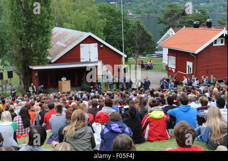 Insel Utoya, Norwegen. 7. August 2015. Teilnehmer in das Jugendcamp auf der Öffnungsfunktion auf Utoya Island, Norwegen, 7. August 2015. Zum ersten Mal seit dem Massaker auf 2011 findet hier ein Jugendcamp von der Jugendorganisation der norwegischen Arbeiterpartei (AUF). Bildnachweis: Dpa picture Alliance/Alamy Live News Stockfoto