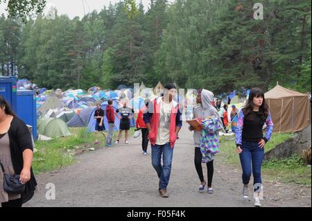 Insel Utoya, Norwegen. 7. August 2015. Teilnehmer in das Jugendcamp Laufen Throuh die Lager auf Utoya Island, Norwegen, 7. August 2015. Zum ersten Mal seit dem Massaker auf 2011 findet hier ein Jugendcamp von der Jugendorganisation der norwegischen Arbeiterpartei (AUF). Bildnachweis: Dpa picture Alliance/Alamy Live News Stockfoto