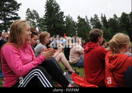 Insel Utoya, Norwegen. 7. August 2015. Teilnehmer in das Jugendcamp auf der Öffnungsfunktion auf Utoya Island, Norwegen, 7. August 2015. Zum ersten Mal seit dem Massaker auf 2011 findet hier ein Jugendcamp von der Jugendorganisation der norwegischen Arbeiterpartei (AUF). Bildnachweis: Dpa picture Alliance/Alamy Live News Stockfoto