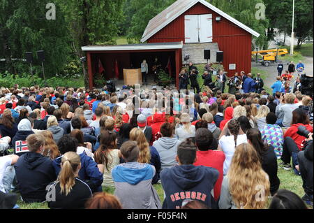 Insel Utoya, Norwegen. 7. August 2015. Teilnehmer in das Jugendcamp auf der Öffnungsfunktion auf Utoya Island, Norwegen, 7. August 2015. Zum ersten Mal seit dem Massaker auf 2011 findet hier ein Jugendcamp von der Jugendorganisation der norwegischen Arbeiterpartei (AUF). Bildnachweis: Dpa picture Alliance/Alamy Live News Stockfoto