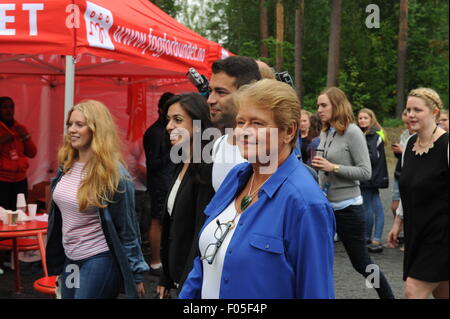 Insel Utoya, Norwegen. 7. August 2015. Ehemaliger norwegischer Premierminister Gro Harlem Brundtland Spaziergänge rund um das Camp mit Vorsitzender der Jugendorganisation der Arbeiterpartei, Mani Hussaini, auf Utoya Island, Norwegen, 7. August 2015. Zum ersten Mal seit dem Massaker auf 2011 findet hier ein Jugendcamp von der Jugendorganisation der norwegischen Arbeiterpartei (AUF). Bildnachweis: Dpa picture Alliance/Alamy Live News Stockfoto