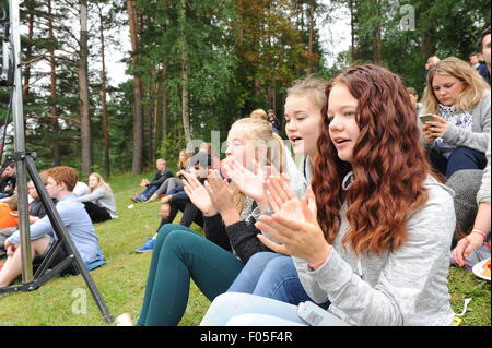 Insel Utoya, Norwegen. 7. August 2015. Teilnehmer in das Jugendcamp auf der Öffnungsfunktion auf Utoya Island, Norwegen, 7. August 2015. Zum ersten Mal seit dem Massaker auf 2011 findet hier ein Jugendcamp von der Jugendorganisation der norwegischen Arbeiterpartei (AUF). Bildnachweis: Dpa picture Alliance/Alamy Live News Stockfoto