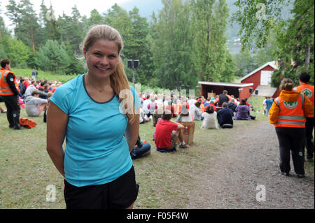 Insel Utoya, Norwegen. 7. August 2015. 21-j hrige Iris Sandholt von Troms steht am Rande des Lagers auf der Insel Utoya, Norwegen, 7. August 2015. Zum ersten Mal seit dem Massaker auf 2011 findet hier ein Jugendcamp von der Jugendorganisation der norwegischen Arbeiterpartei (AUF). Bildnachweis: Dpa picture Alliance/Alamy Live News Stockfoto