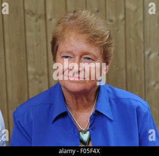 Insel Utoya, Norwegen. 7. August 2015. Ehemaliger norwegischer Premierminister Gro Harlem Brundtland, abgebildet auf Utoya Island, Norwegen, 7. August 2015. Zum ersten Mal seit dem Massaker auf 2011 findet hier ein Jugendcamp von der Jugendorganisation der norwegischen Arbeiterpartei (AUF). Bildnachweis: Dpa picture Alliance/Alamy Live News Stockfoto