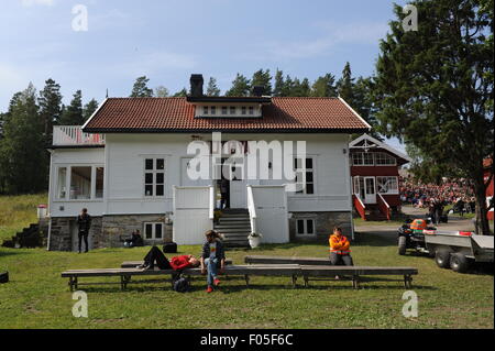 Insel Utoya, Norwegen. 7. August 2015. Das weiße Bahnhofsgebäude auf Utoya Island, Norwegen, 7. August 2015. Zum ersten Mal seit dem Massaker auf 2011 findet hier ein Jugendcamp von der Jugendorganisation der norwegischen Arbeiterpartei (AUF). Bildnachweis: Dpa picture Alliance/Alamy Live News Stockfoto