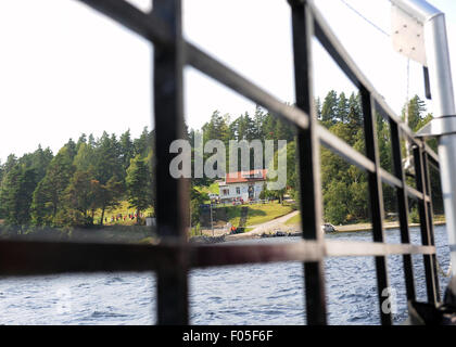 Insel Utoya, Norwegen. 7. August 2015. Das weiße Bahnhofsgebäude von der Fähre aus Utoya Island, Norwegen, 7. August 2015 gesehen. Zum ersten Mal seit dem Massaker auf 2011 findet hier ein Jugendcamp von der Jugendorganisation der norwegischen Arbeiterpartei (AUF). Bildnachweis: Dpa picture Alliance/Alamy Live News Stockfoto