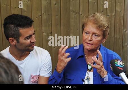Insel Utoya, Norwegen. 7. August 2015. Ehemaliger norwegischer Premierminister Gro Harlem Brundtland sprechen neben Vorsitzender der Jugendorganisation der Arbeiterpartei, Mani Hussaini, auf Utoya Island, Norwegen, 7. August 2015. Zum ersten Mal seit dem Massaker auf 2011 findet hier ein Jugendcamp von der Jugendorganisation der norwegischen Arbeiterpartei (AUF). Bildnachweis: Dpa picture Alliance/Alamy Live News Stockfoto