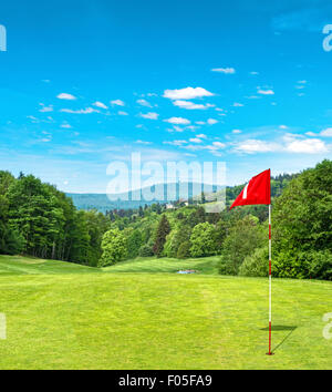 Grüne Golfplatz und blauen Wolkenhimmel. Landschaft in Europa Stockfoto