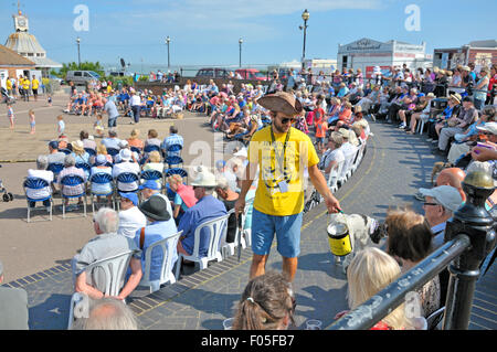 Broadstairs, Kent, UK. 7. August. Der erste Tag des 50th annual Broadstairs Folk Week beginnt Wih Aufführungen an der Strandpromenade Konzertpavillon um 15:00 Credit: PjrNews/Alamy Live News Stockfoto