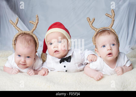 Babys mit Hirsch Hörner auf hellem Hintergrund Stockfoto