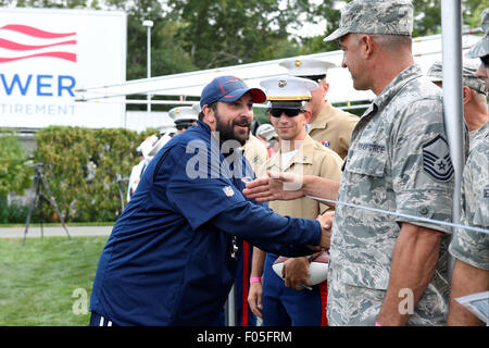 Foxborough, Massachusetts, USA. 6. August 2015. New England Patriots defensive Coordinaotr Matt Patricia schüttelt Hände mit Mitgliedern des Militärs im New England Patriots Trainingslager statt auf das Spielfeld im Gillette Stadium in Foxborough, Massachusetts. Eric Canha/CSM/Alamy Live-Nachrichten Stockfoto