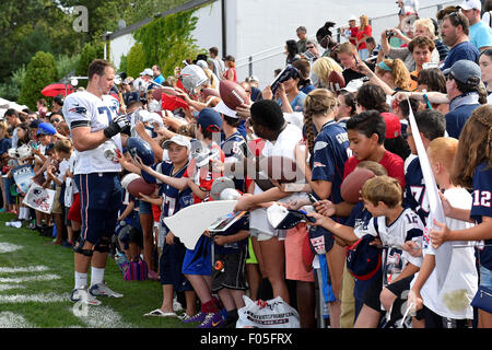 Foxborough, Massachusetts, USA. 6. August 2015. New England Patriots Tackle Nate Solder (77) gibt Autogramme für die Fans während der New England Patriots Trainingslager statt auf dem Spielfeld im Gillette Stadium in Foxborough, Massachusetts. Eric Canha/CSM/Alamy Live-Nachrichten Stockfoto