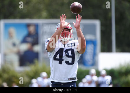 Foxborough, Massachusetts, USA. 6. August 2015. New England Patriots lange Schnapper Joe Cardona (49) fängt den Ball während der New England Patriots Trainingslager statt auf das Spielfeld im Gillette Stadium in Foxborough, Massachusetts. Eric Canha/CSM/Alamy Live-Nachrichten Stockfoto