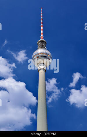 Deutschland, Berlin: TV Tower Berlin mit baby blauen Himmel und Schönwetter-Wolken im Hintergrund Stockfoto