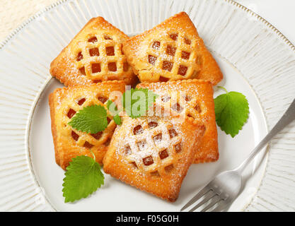 Kleine Gitter-Spitze Kuchen mit Aprikosen-Füllung Stockfoto