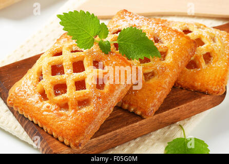 Kleine Gitter-Spitze Kuchen mit Aprikosen-Füllung Stockfoto