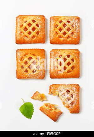 Kleine Gitter-Spitze Kuchen mit Aprikosen-Füllung Stockfoto